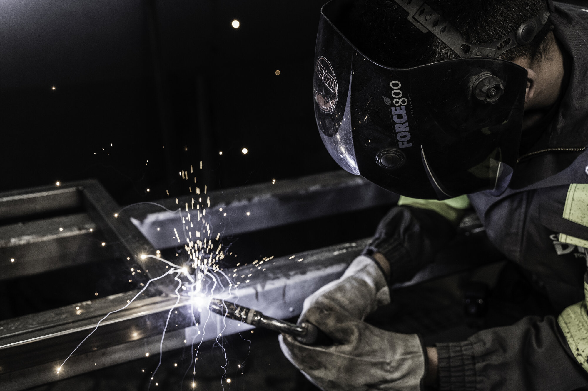 Alumno aprendiendo a soldar en el taller Rural Metal, Zaragoza